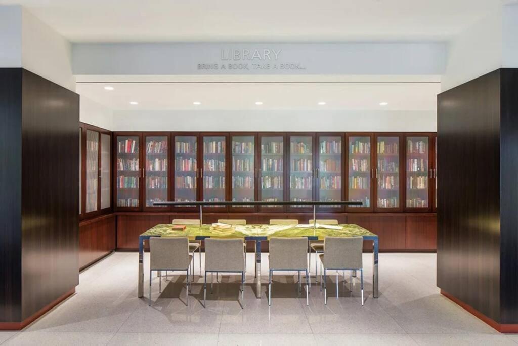 Elegant Apartment W Views At Crystal City Arlington Exterior photo