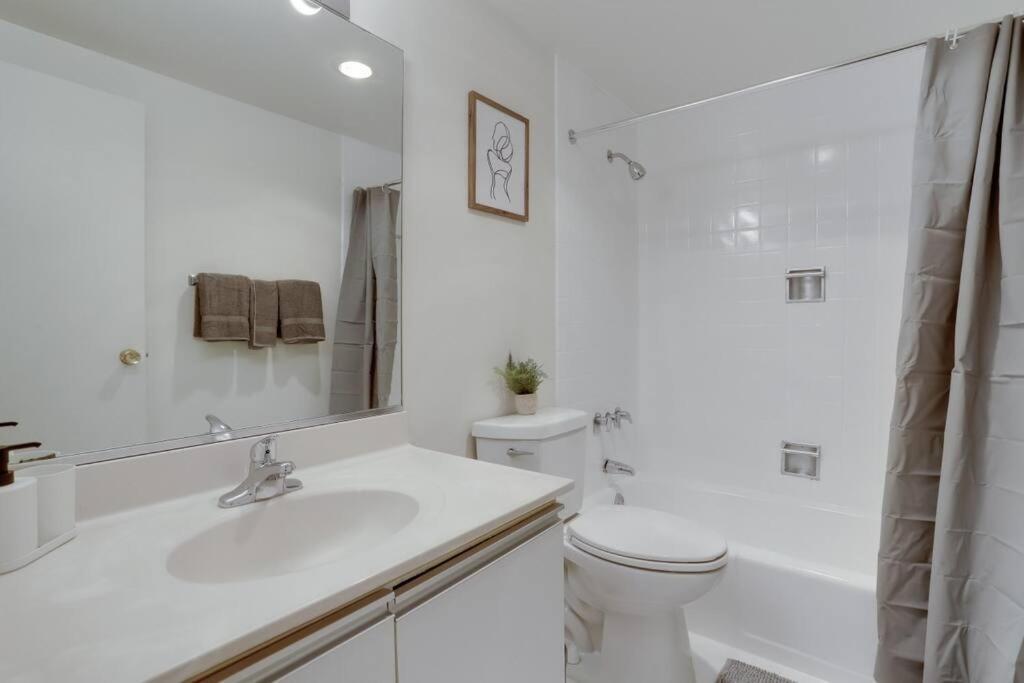 Elegant Apartment W Views At Crystal City Arlington Exterior photo