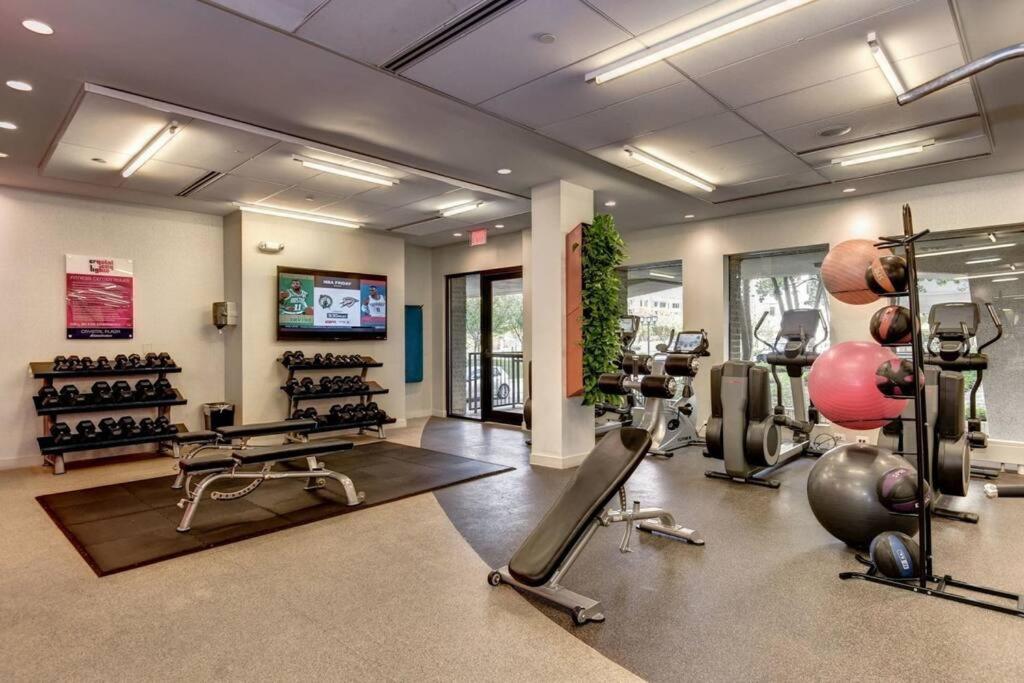 Elegant Apartment W Views At Crystal City Arlington Exterior photo