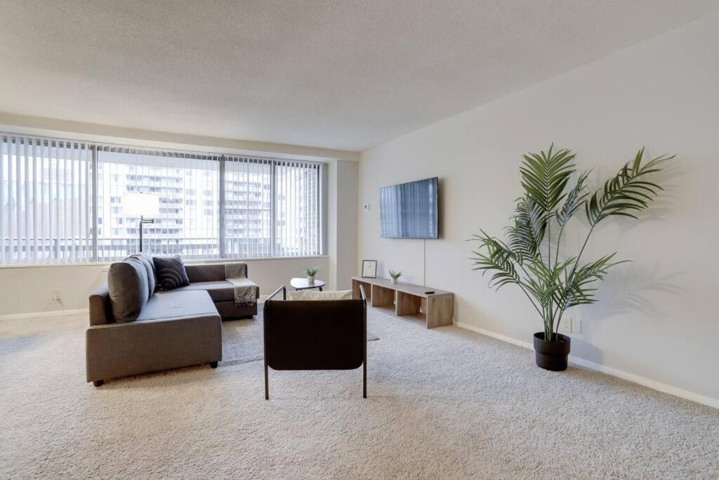 Elegant Apartment W Views At Crystal City Arlington Exterior photo