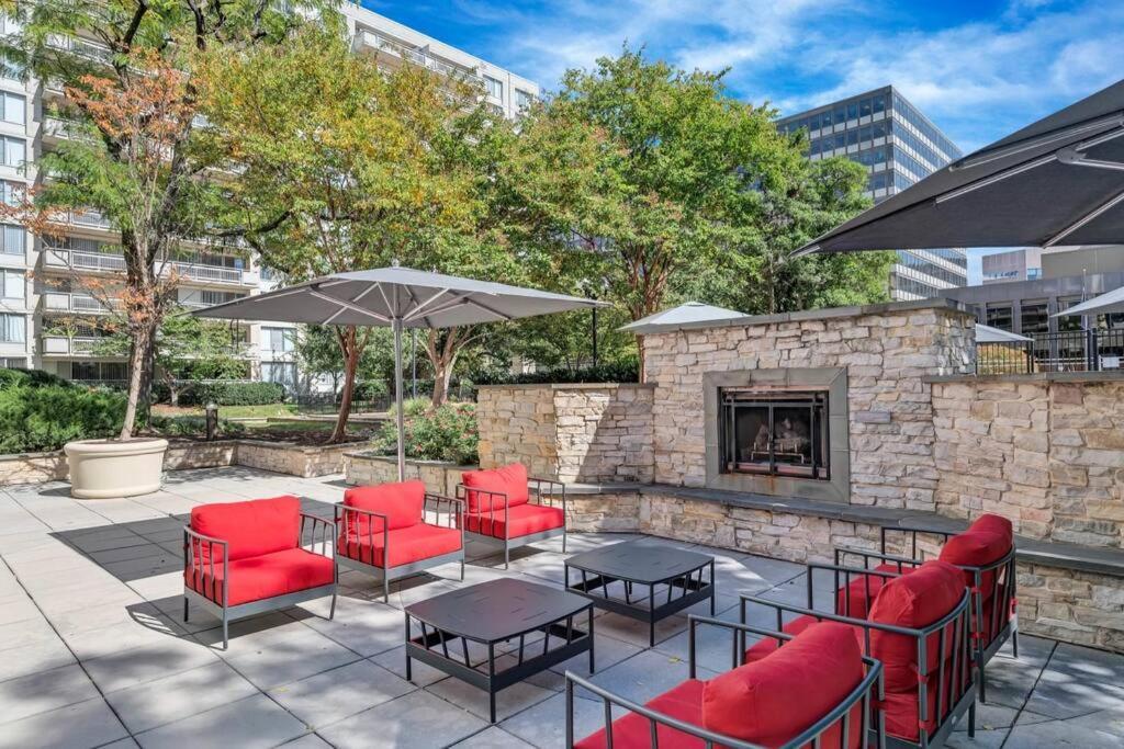 Elegant Apartment W Views At Crystal City Arlington Exterior photo