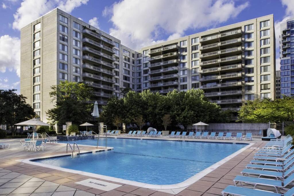 Elegant Apartment W Views At Crystal City Arlington Exterior photo