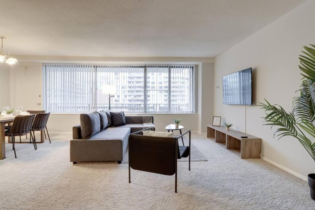 Elegant Apartment W Views At Crystal City Arlington Exterior photo