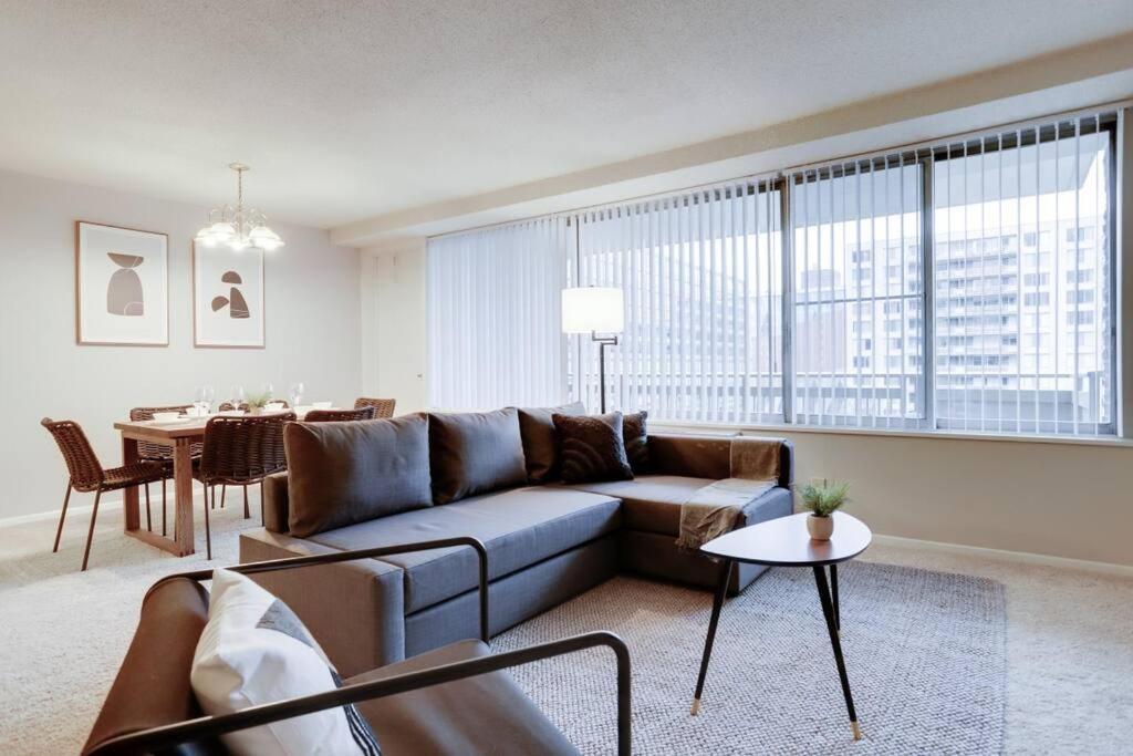 Elegant Apartment W Views At Crystal City Arlington Exterior photo