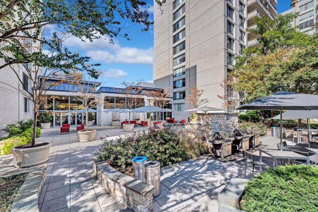 Elegant Apartment W Views At Crystal City Arlington Exterior photo